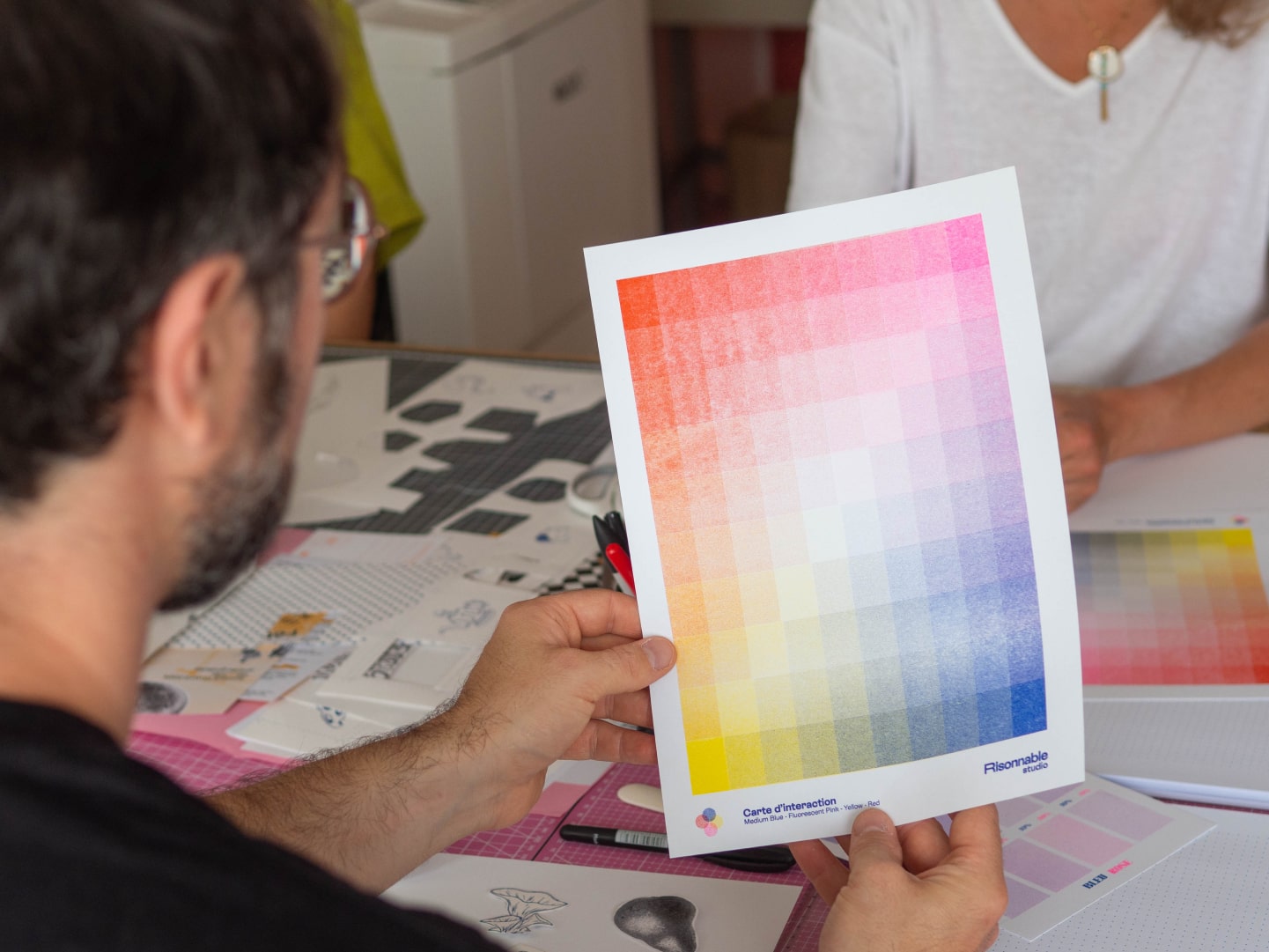Encres de riso sur la table d'atelier