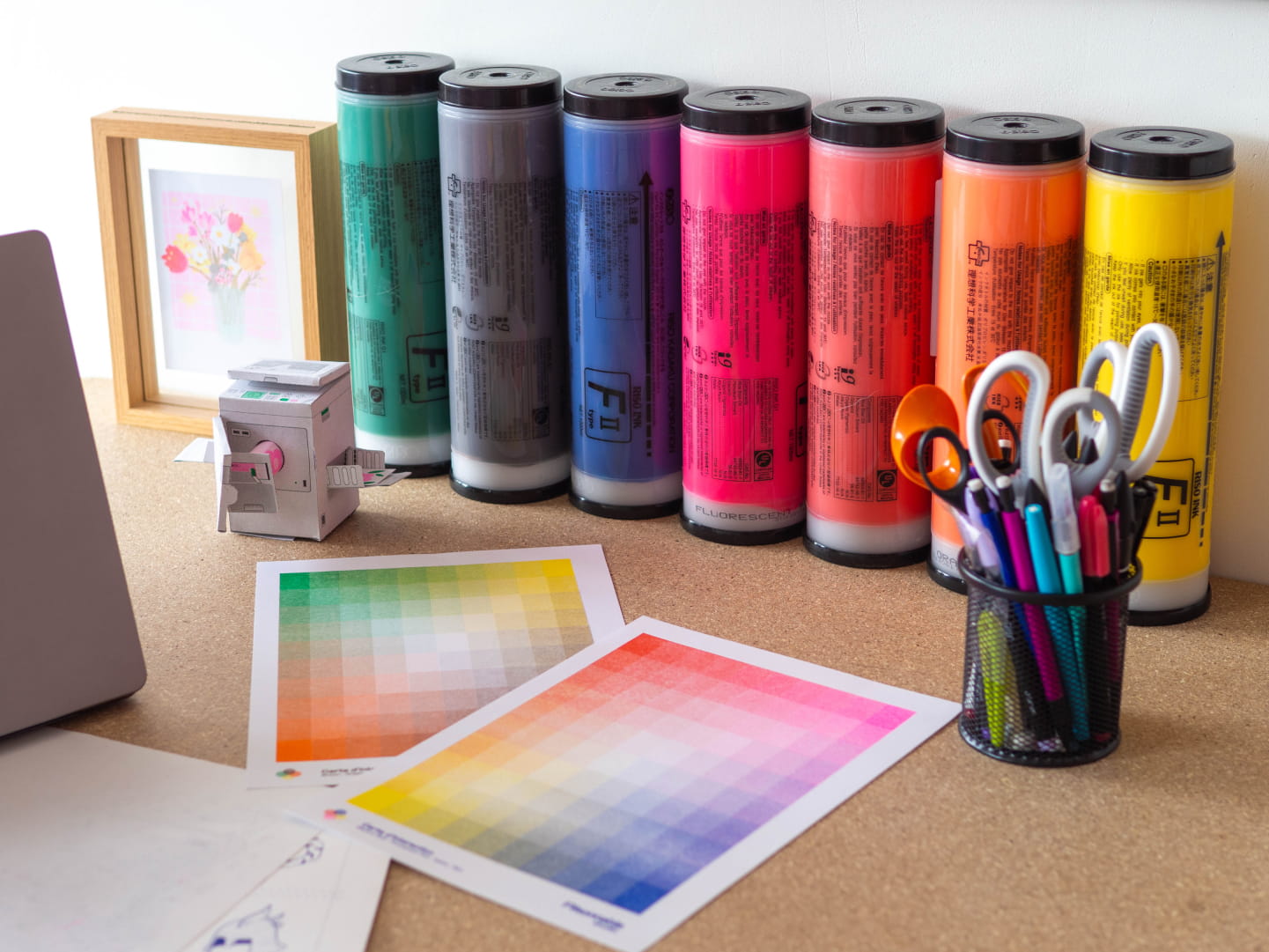 Participant à un atelier de risographie regardant un nuancier