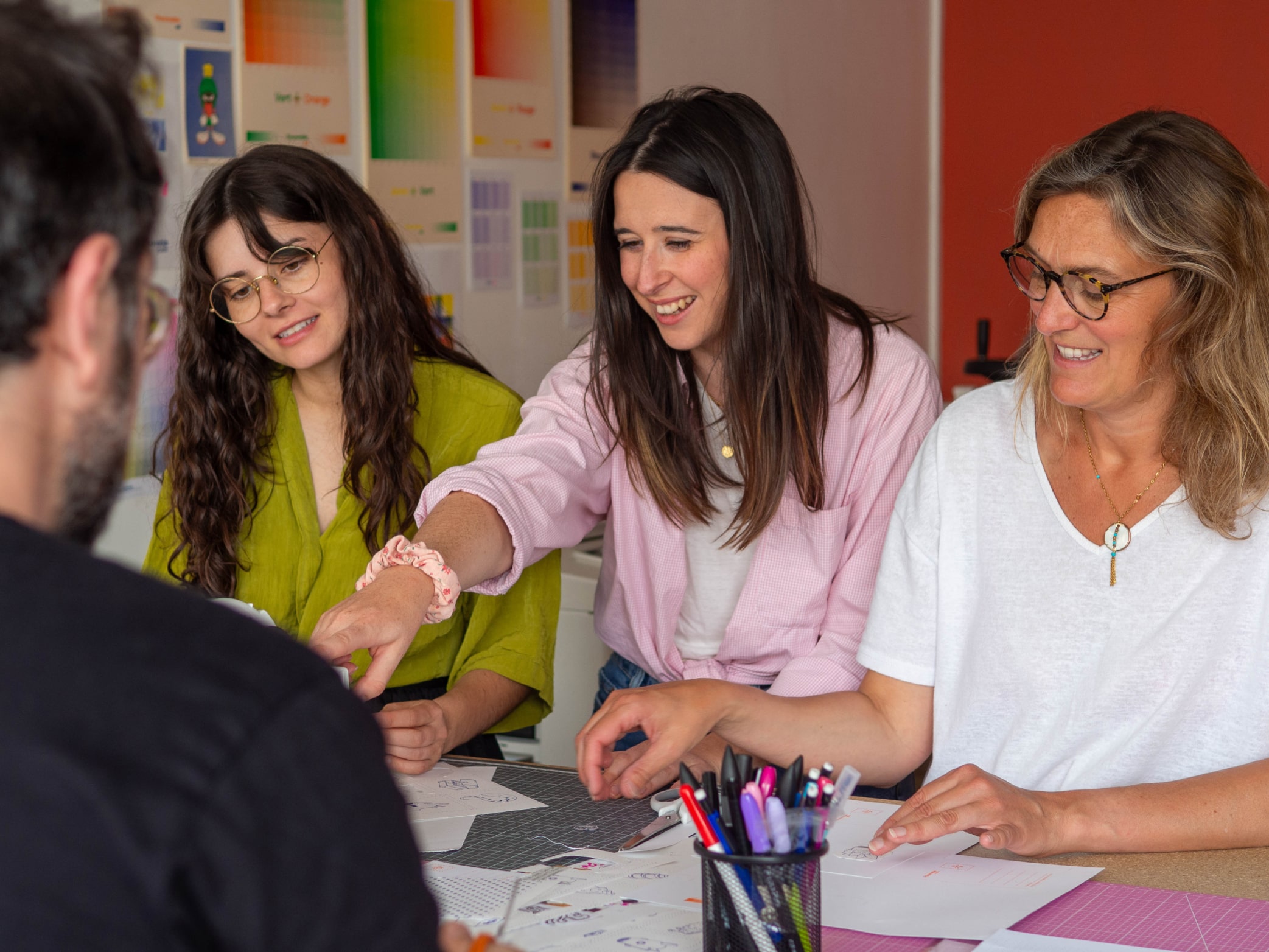 Participants d'un atelier de risographie apprenant la technique avec Risonnable